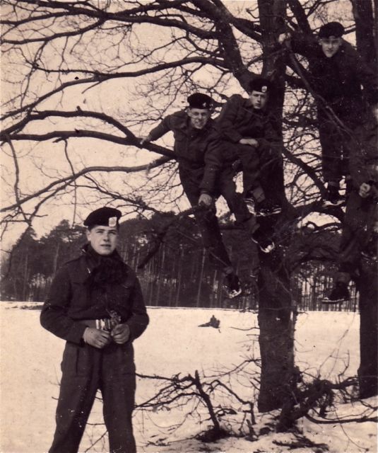 Belangrijk onderdeel in de legeropleiding 'Camouflage, verberg u als een vogel in een boom'. Door de sergeant beoordeeld als 'Voor verbetering vatbaar'. 